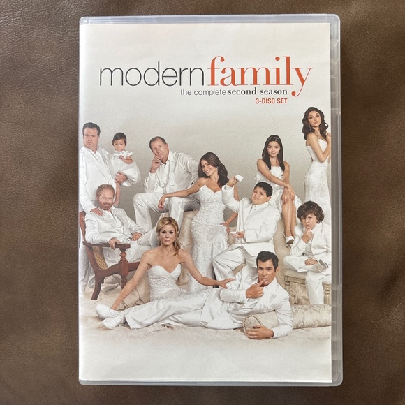 MODERN FAMILY -seasons 1& 2 - Picture 4 of 5